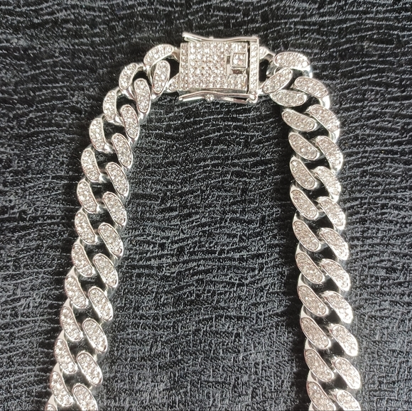 NFL Las Vegas Raiders 20 Inch Necklace Pendant Cuban Chain Link Football Jewelry - Picture 5 of 6